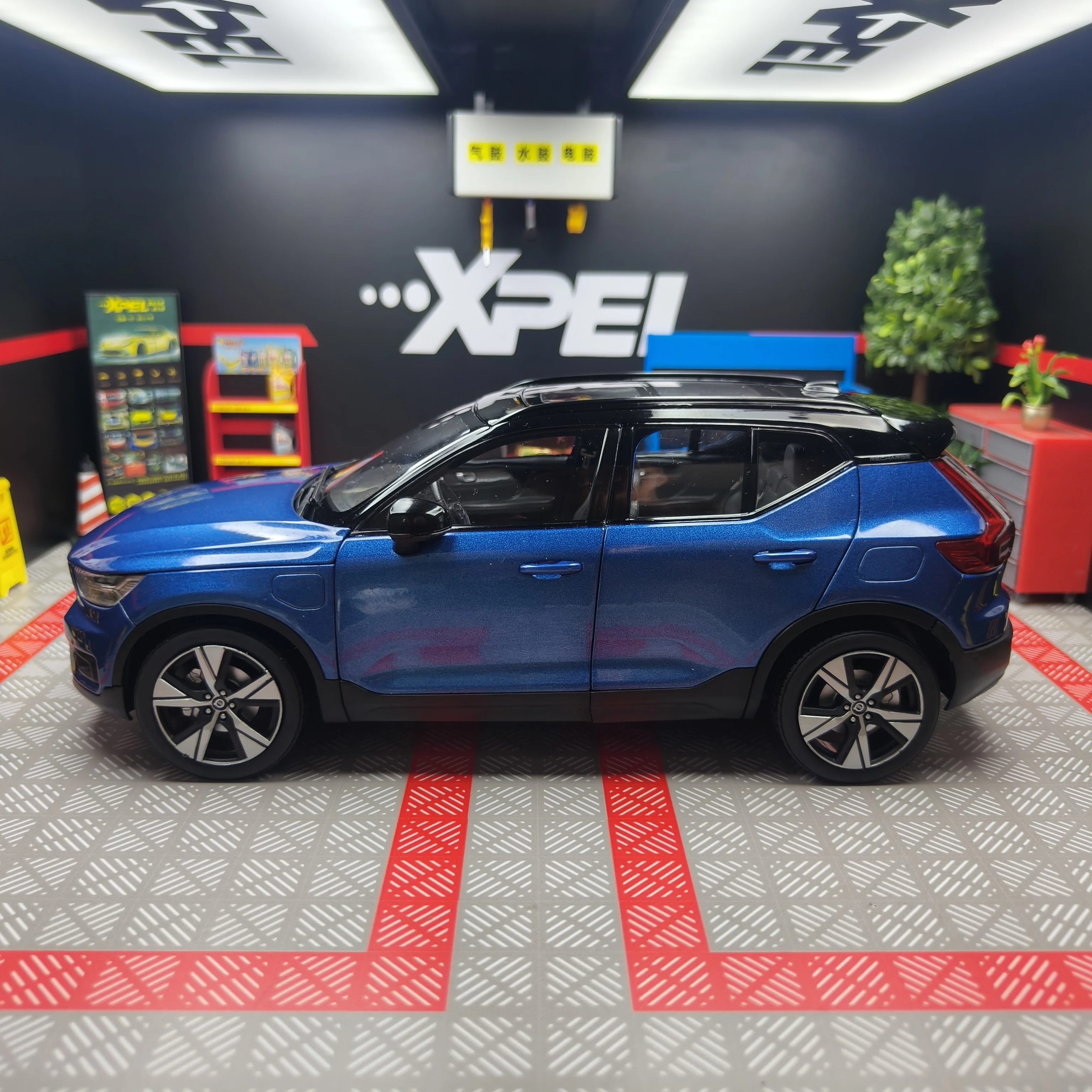 Фото Коллекционная модель автомобиля Volvo XC40 из литого металла в масштабе 1:18 с открывающимися дверями, сувенир, подарок, украшение для витрины №2