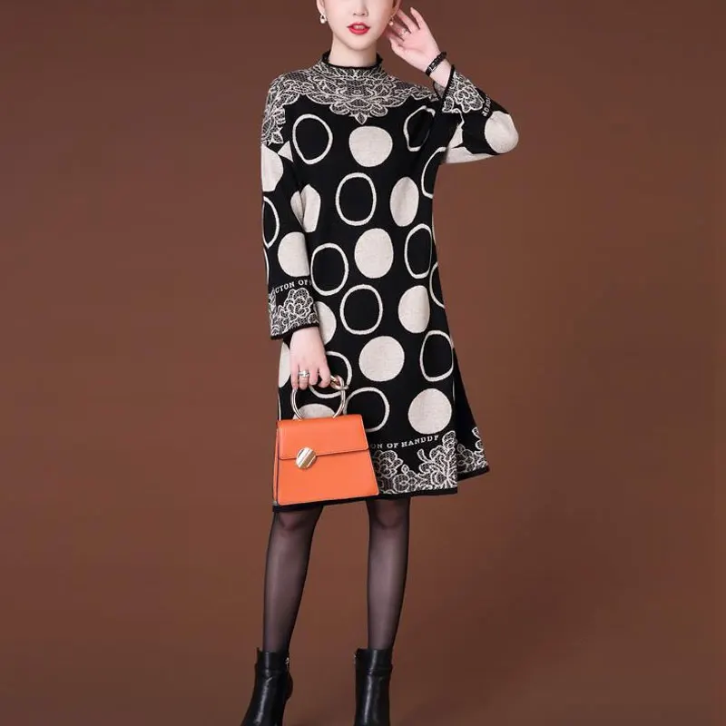 Женское трикотажное платье-миди в горошек