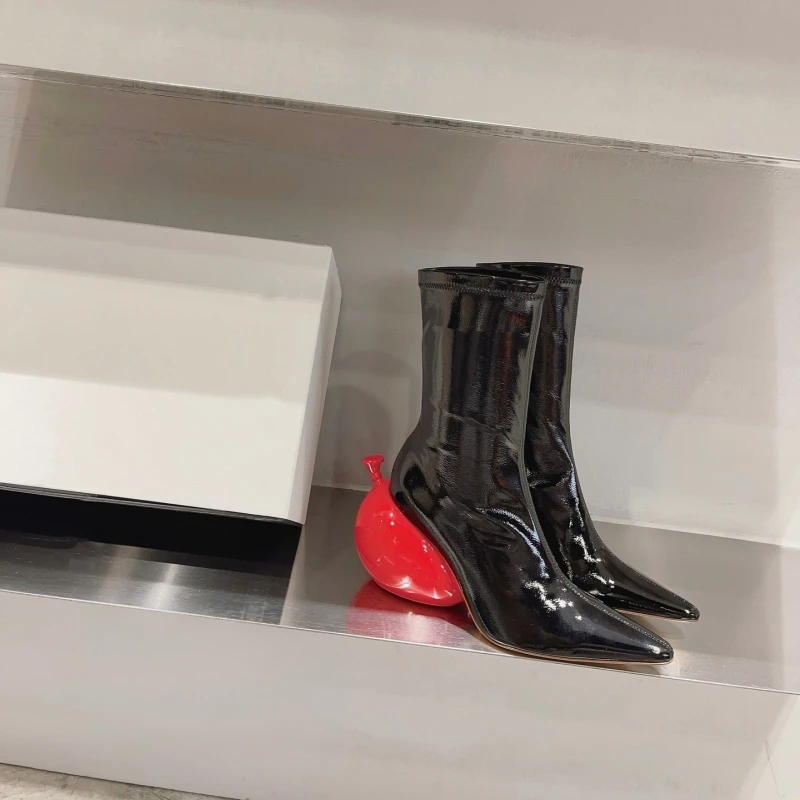 

Женские ботильоны Haute Couture на каблуке в странном стиле, зимняя подиумная обувь, дизайнерские красные туфли-лодочки с воздушным шариком, эластичные ботинки с острым носком