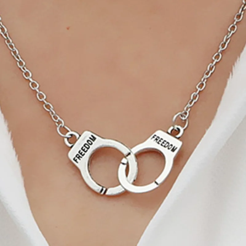 

цепочка на шею женская бижутерия 2022 чокер на шею кулоны и подвески бижутерия Корейская мода ожерелье с подвеской наручниками для женщин оже...