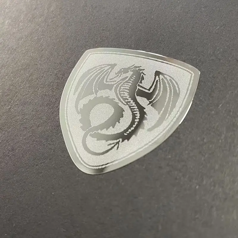 

Металлический значок дракона