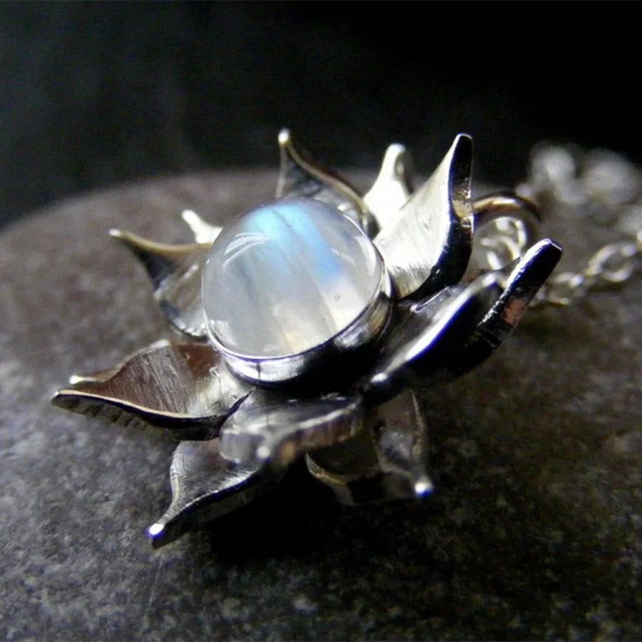 Модное и креативное ожерелье в виде лотоса качестве подарка для женщин на день