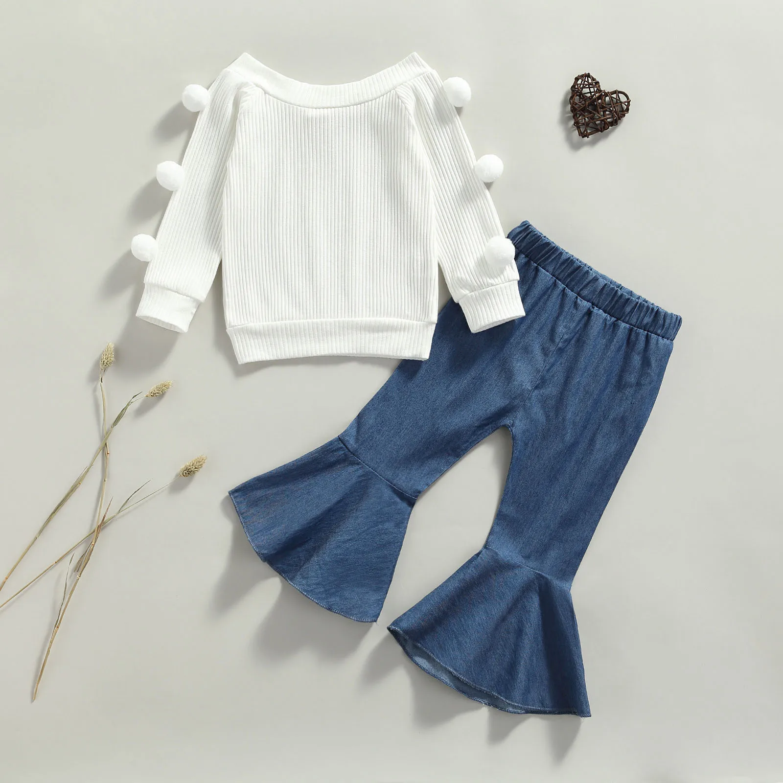 

Однотонный женский демисезонный пуловер с круглым вырезом и длинными рукавами с помпонами и расклешенными брюками