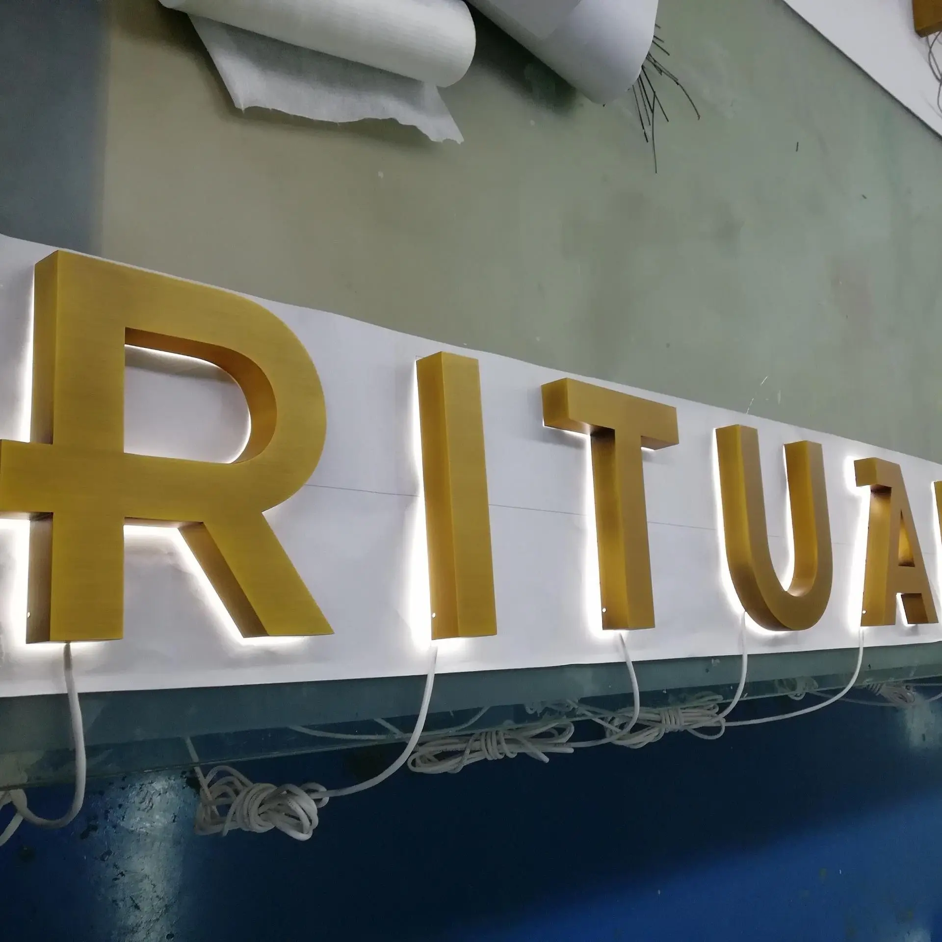 Недорогая светодиодная 3d Водонепроницаемая металлическая буквенная Вывеска на