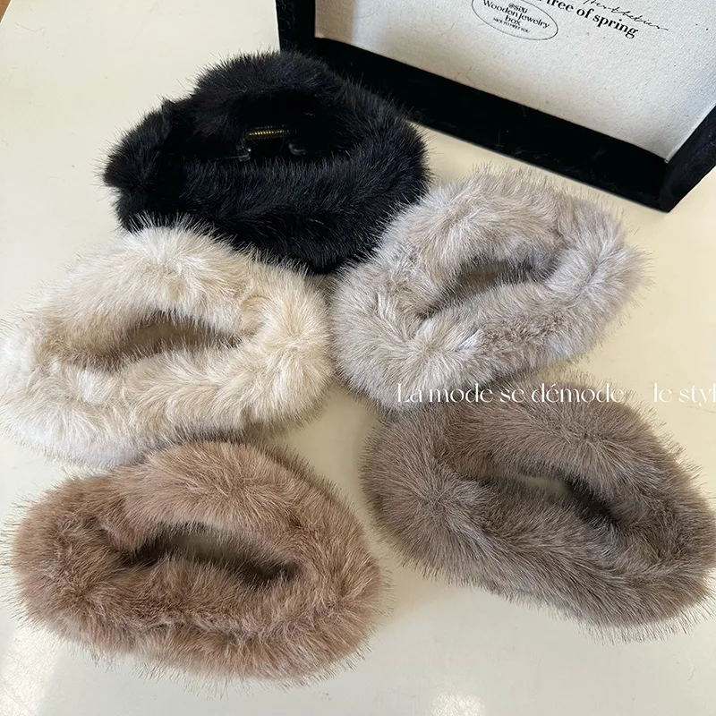 

2023 Korean Version Gentle Autumn Winter Fur Large Grab Clip Irregular Hollow Curly Hair Shark Clip New Women Hair Accessories