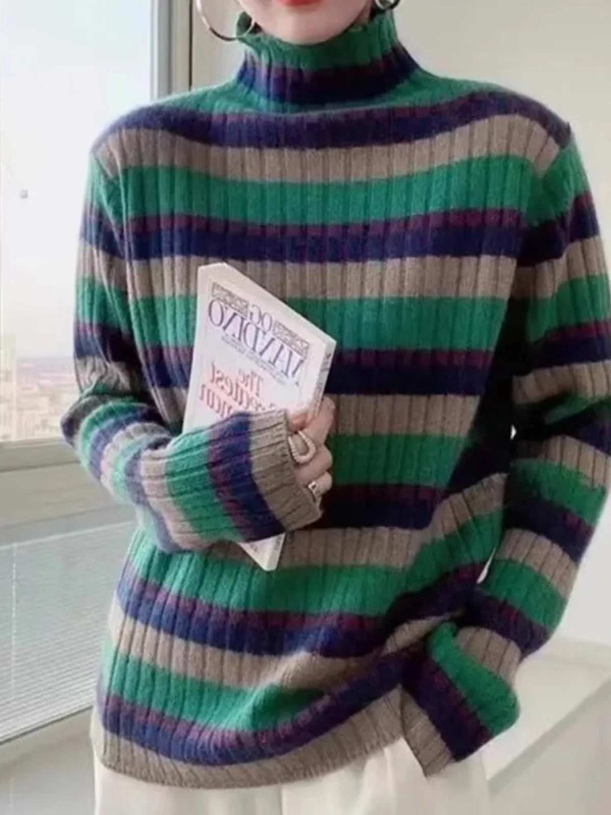 Кашемировый трикотаж с высоким воротником в радужную полоску для женщин зима 2024