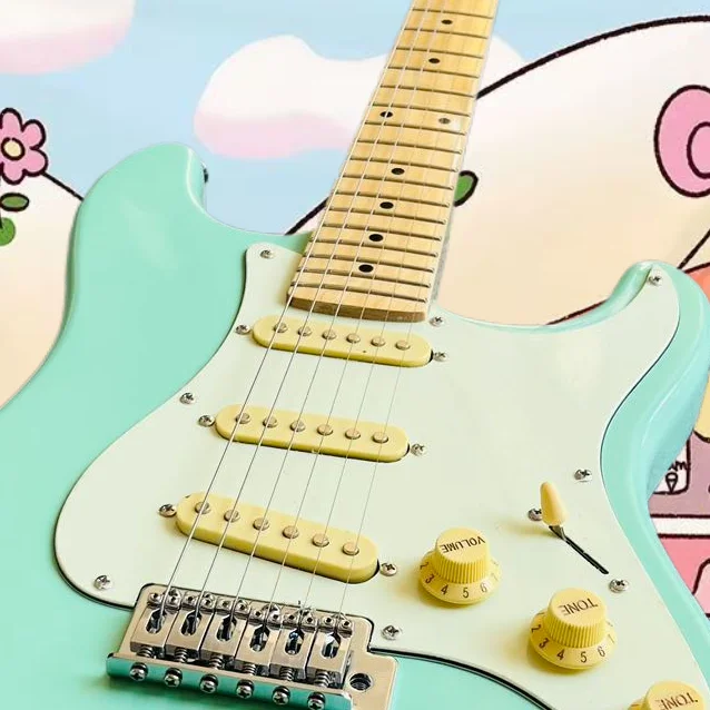 Электрическая гитара заводская настройка изготовлена из древесины клена и