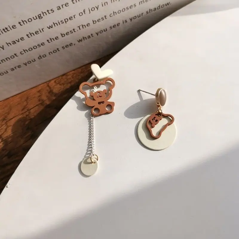 

Женские асимметричные серьги с подвеской в виде медведя