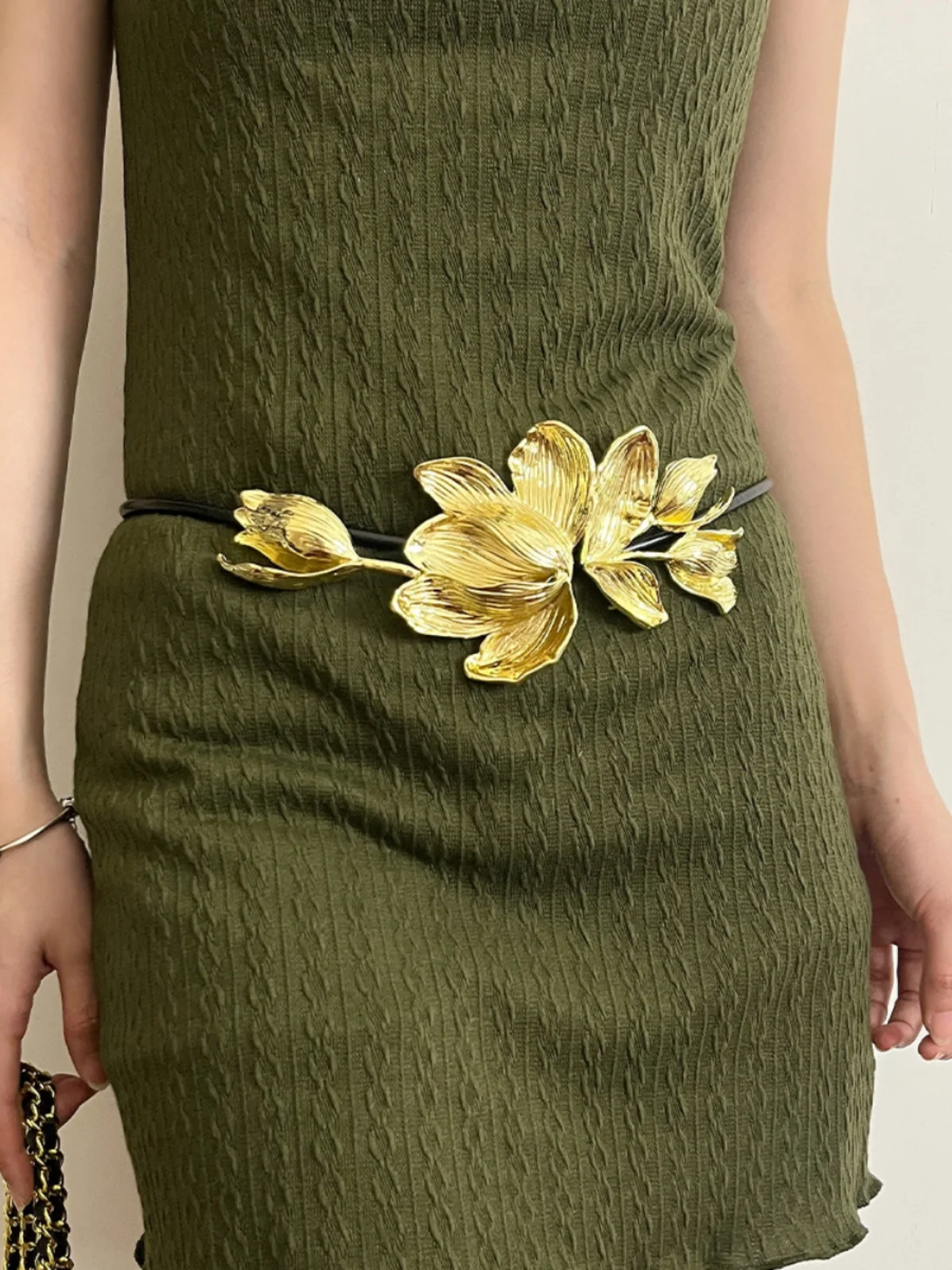 Винтажный пояс в стиле Chanel с золотым цветком тюльпана и черным кожаным шнуром