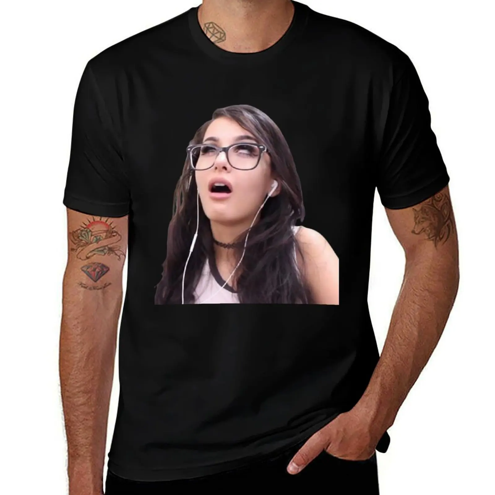 Фото Футболка Sssniperwolf с принтом в современном стиле №1