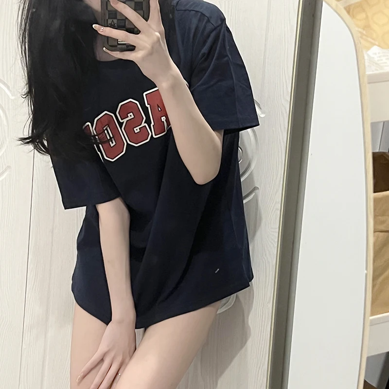 Женская футболка с коротким рукавом круглым вырезом и принтом букв