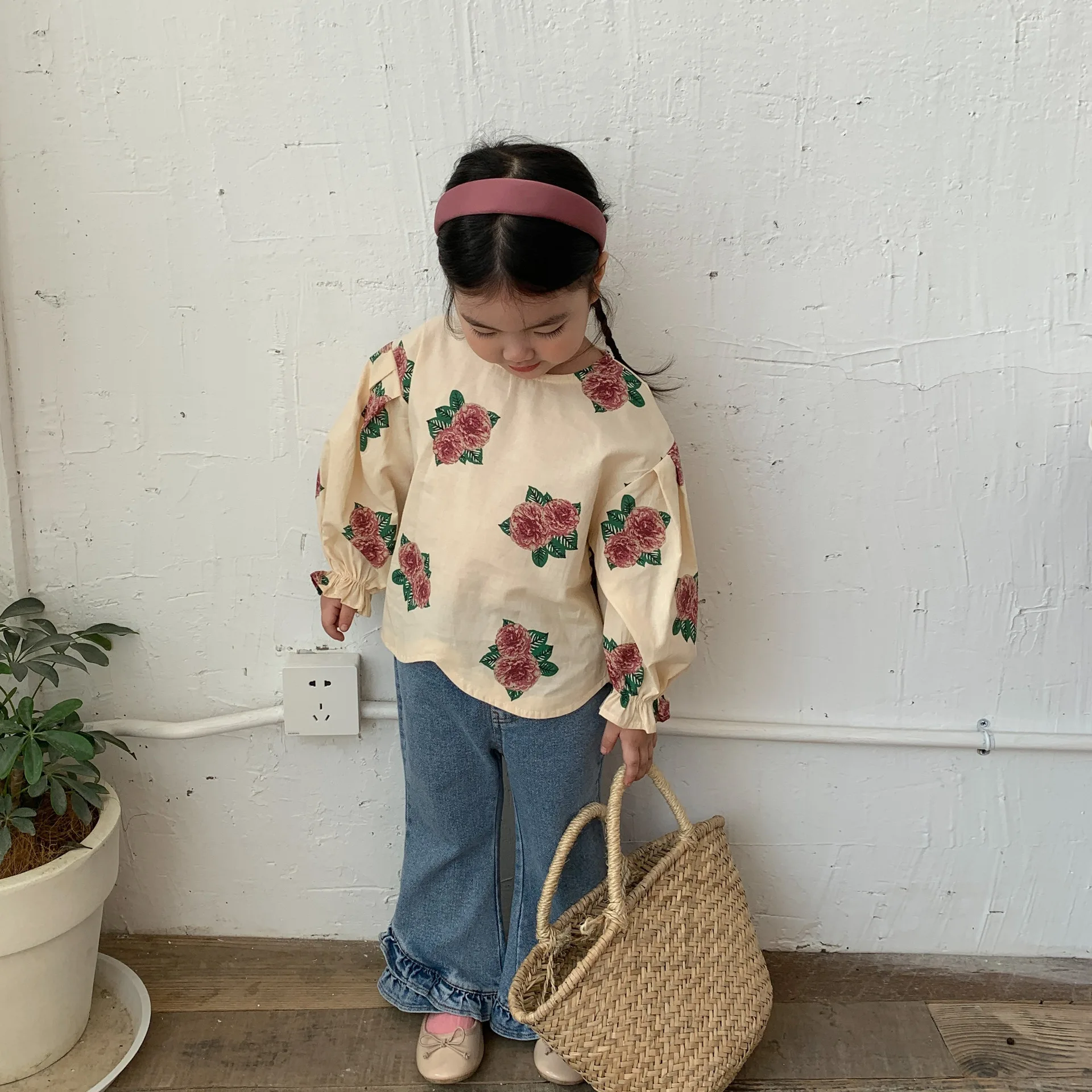 

2023 Spring New Korean Sweet Girl Flower Print Round Neck Doll Tshirt Girls Clothes