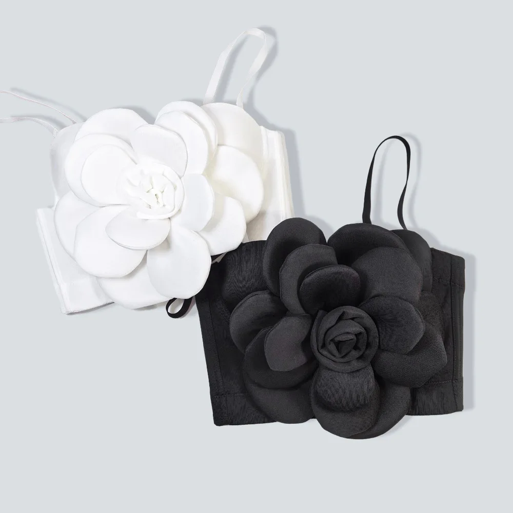 Трехмерный укороченный топ с цветочным украшением и пуш-ап на груди облегающий