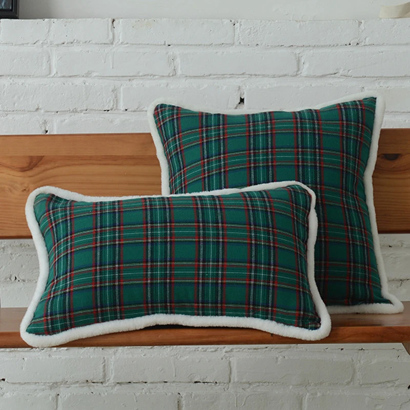 

Рождественский декор, красные и зеленые пледы, наволочки в клетку, наволочка в клетку, чехол в клетку тартан, чехол для дивана, дивана, домашнее рождественское украшение