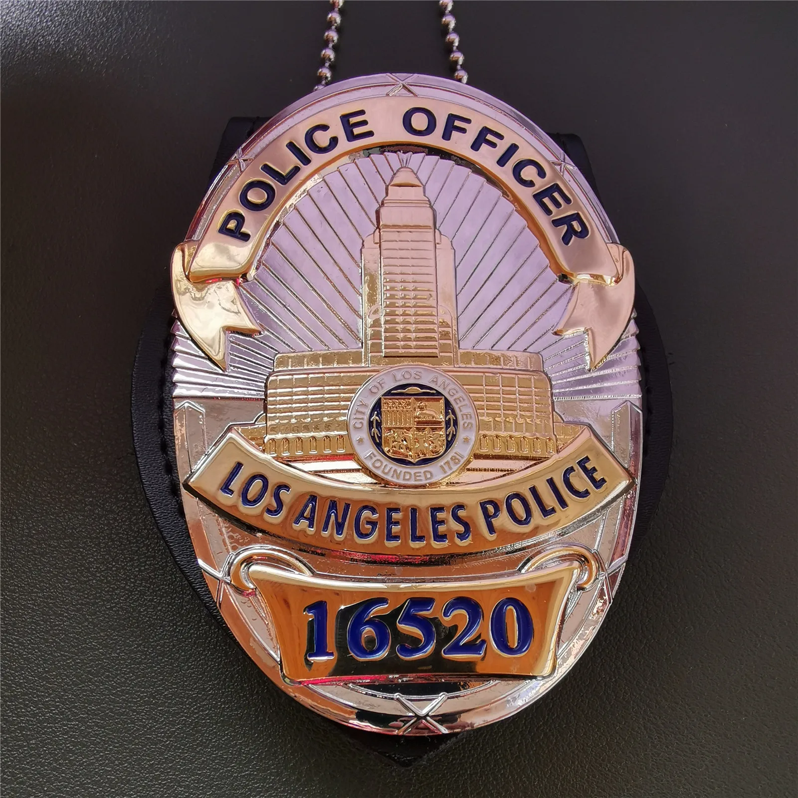 

American Los Angeles badge LAPD detective badge NO.16520 and accessories film and television props 1:1