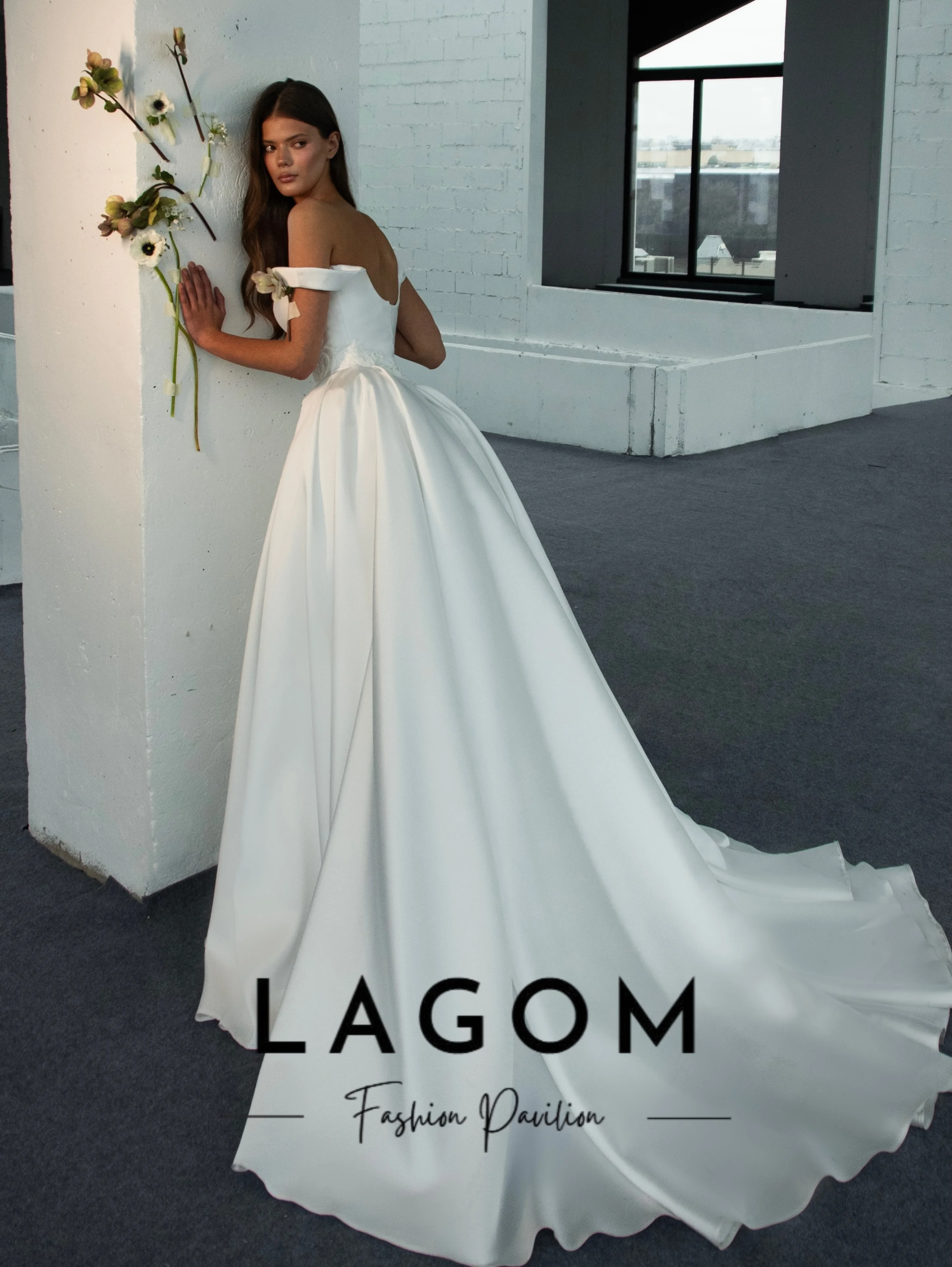 Фото Элегантное атласное свадебное платье Lagom с широкими бретелями, квадратным вырезом, силуэтом А-силуэта, открытой спиной, изысканное, на заказ. №3