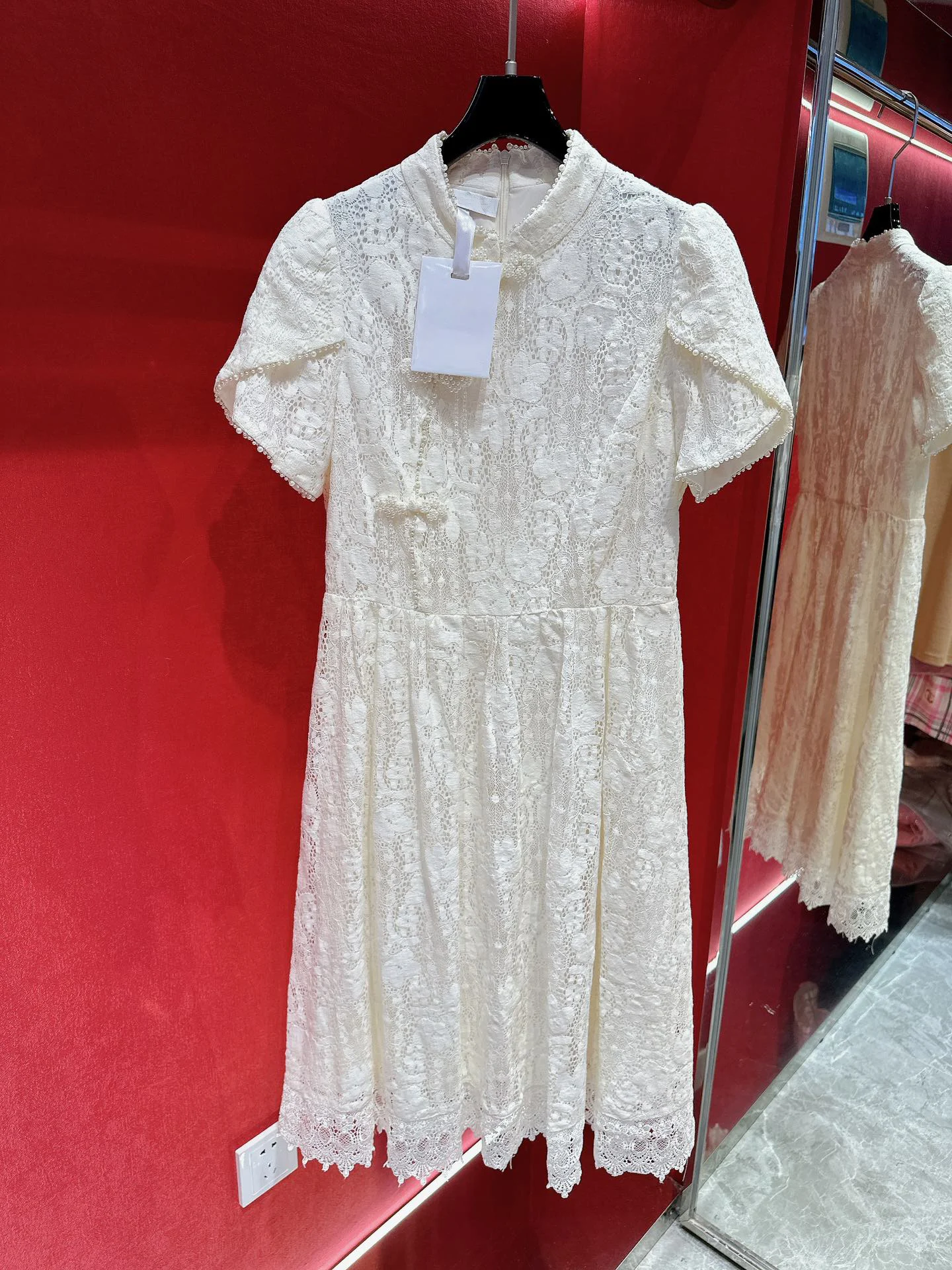 

2023Water soluble flower beige dress, version does not pick the upper body super thin5.29