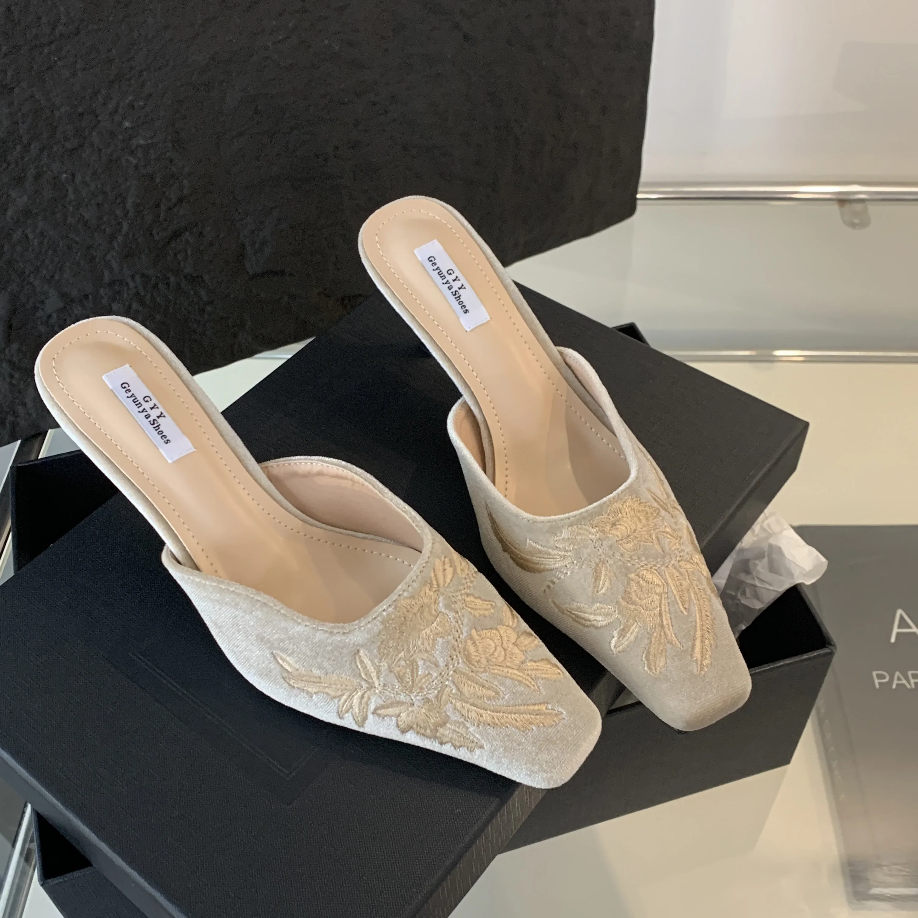 Осень 2024 модные женские замшевые тапочки на высоком каблуке с цветочной вышивкой