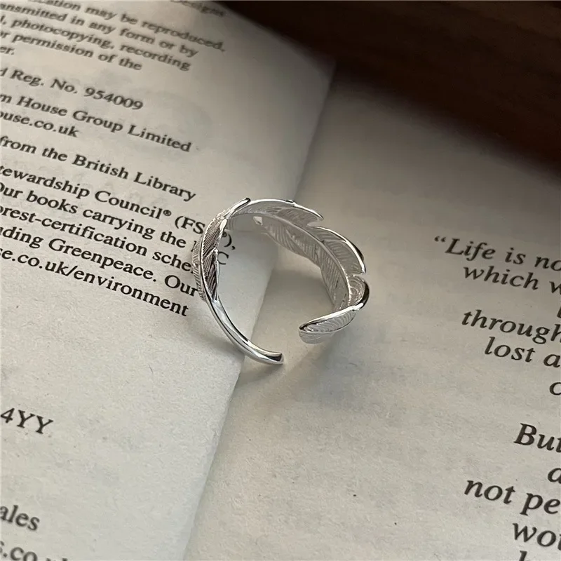 Женское кольцо с перьями из серебра пробы