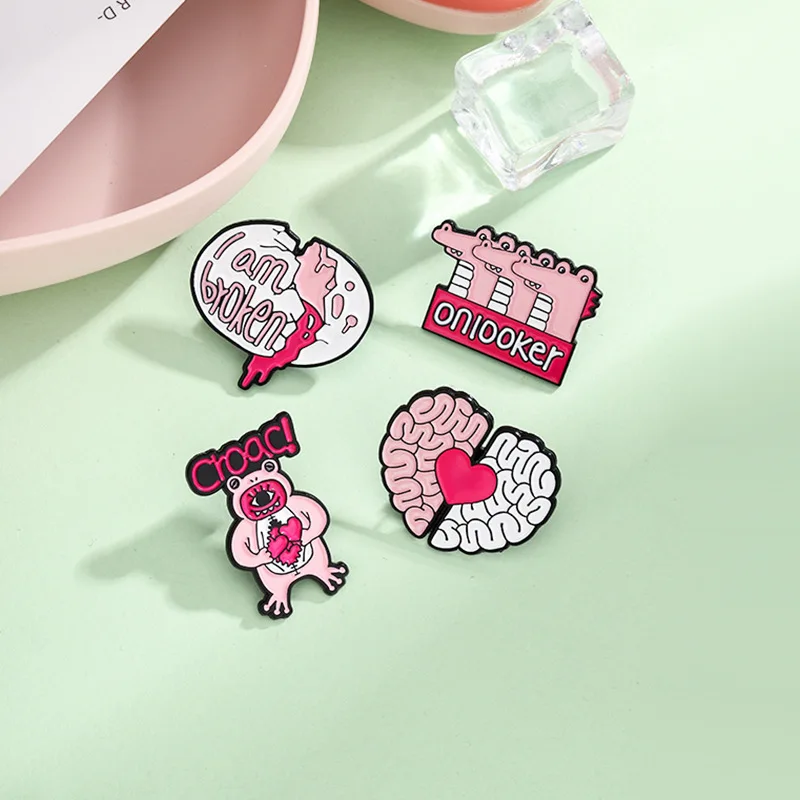 Колпачок мозга и сердца яйца из белый монстр-лягушка открыл живот чтобы раскрыть