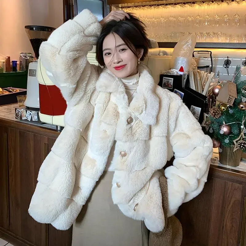 

Зимнее пальто из искусственного меха 2022 для женщин, милая Меховая куртка из искусственного кролика с лацканами, однобортное плотное плюшев...
