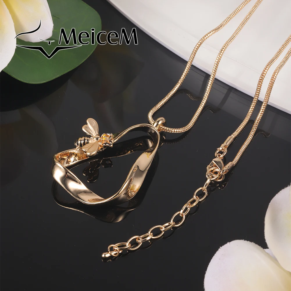 

MeiceM 2022 New Design Twisted Geometric Pendant Necklace Woman Pretty Bee Necklace For Women Girls Neck Jewelry Party Gift