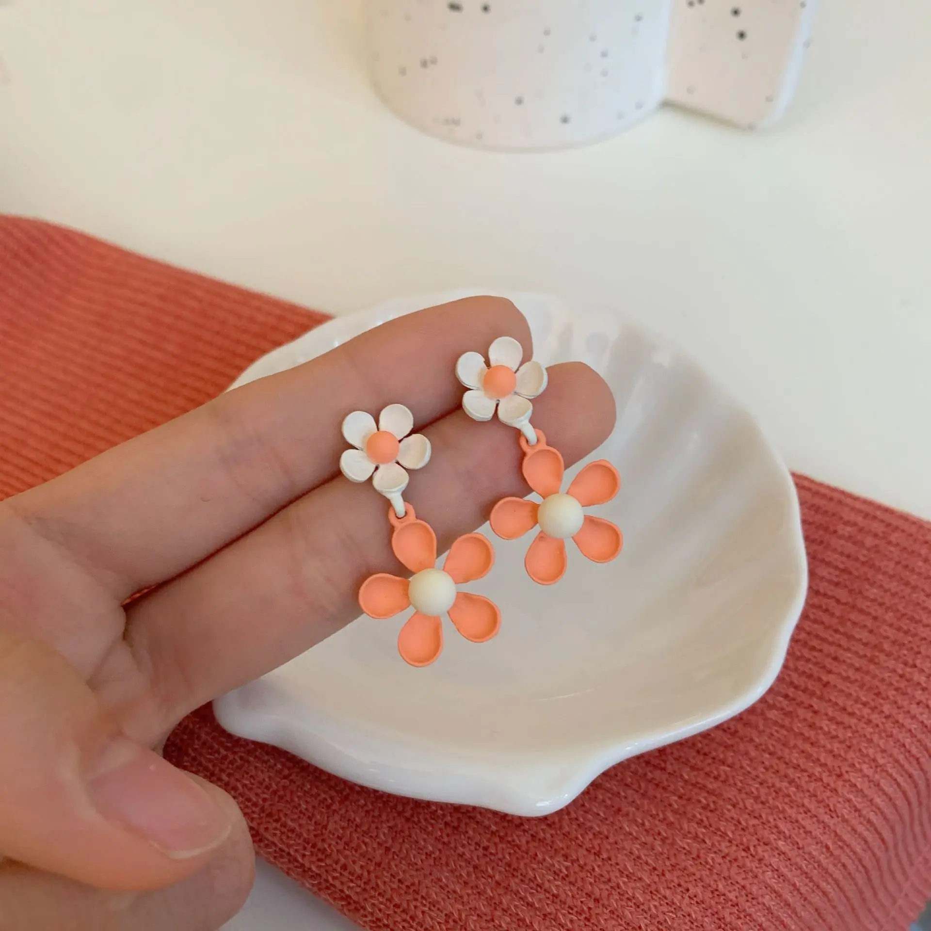 

Милые маленькие серьги в Корейском стиле с цветами для женщин, двухслойные висячие серьги с цветами для девочек, ювелирные изделия для ушей