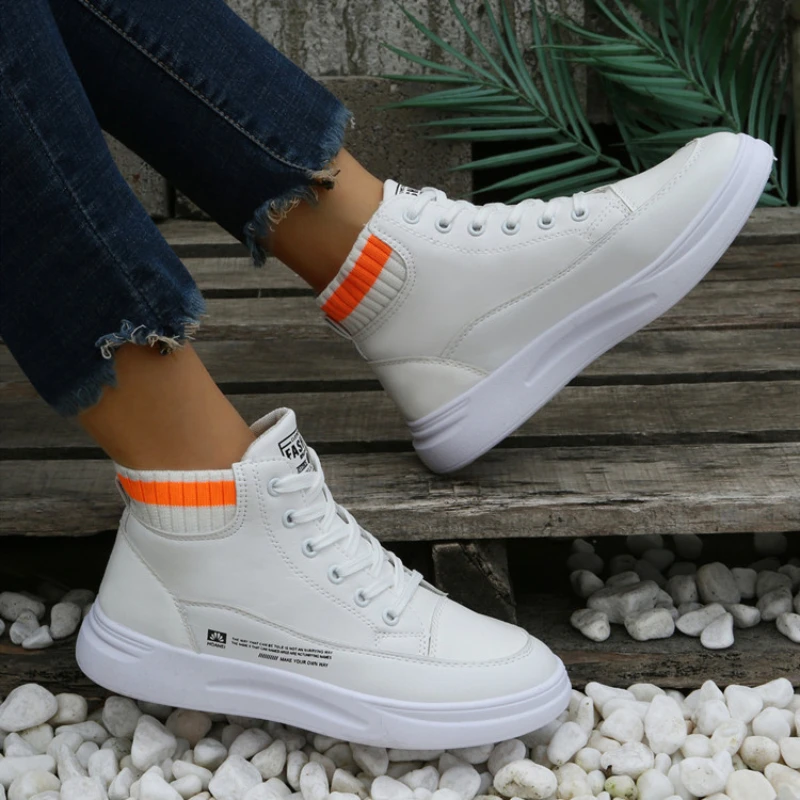 

Женские высокие кроссовки, модная повседневная обувь на толстой подошве, дышащие прогулочные кеды, мягкая подошва, белые, на весну