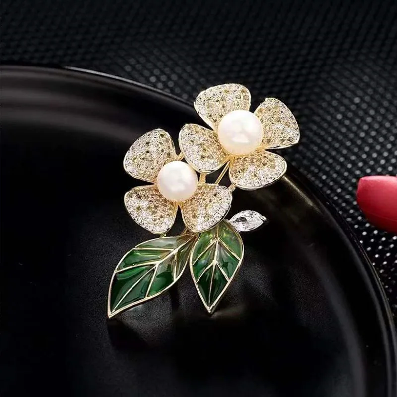 

Autumn and Winter New White Camellia Brooch Female Fashion Palace Style Niche Design Temperament Fashionable Pearl Brooch
