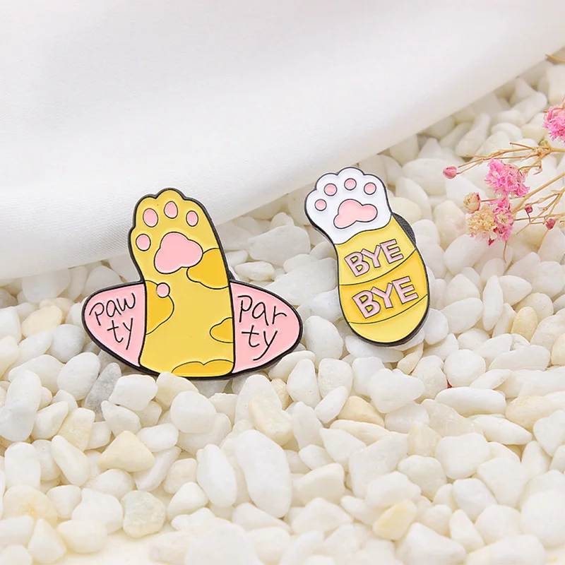 Желтые когти животных Эмалевая булавка Pawty Party Bye Карикатурный кот собака Paw Значок для прикрепления на лацкане смешные украшения Подарки для детей.