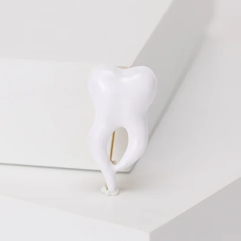 Dmari Женская брошь Милая булавка с белой эмалью, горный хрусталь, корона, зуб, булавка для лацкана, ювелирные аксессуары для одежды, вечеринки, офиса