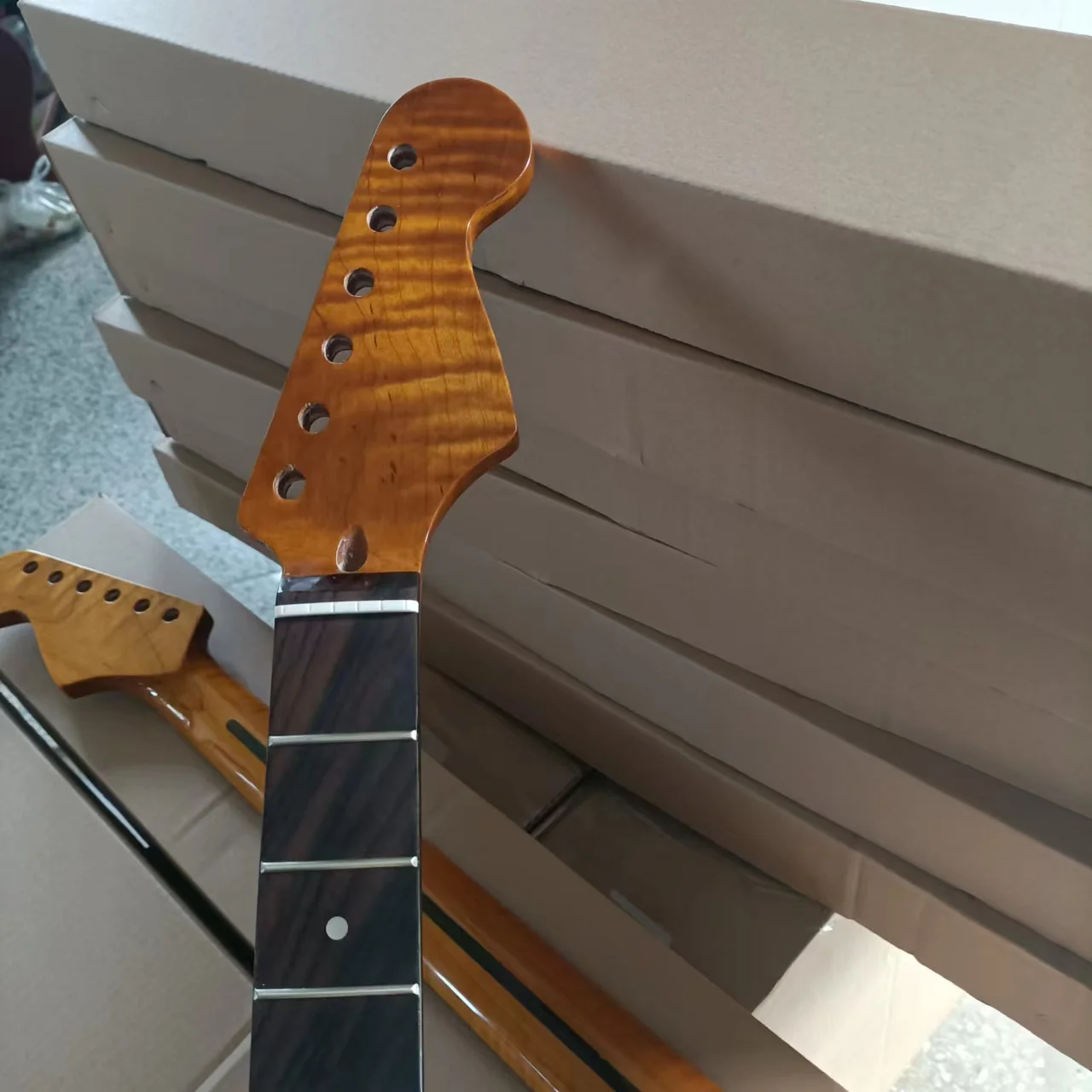 Chất Lượng Cao Luthier Tự Làm Chất Liệu Làm Bánh Mới Lạ Plus ST Đàn Guitar Điện Cổ 22 Phím Đàn Bóng Rang Ngọn Lửa Phong Gỗ Hồng Sắc Fretboard