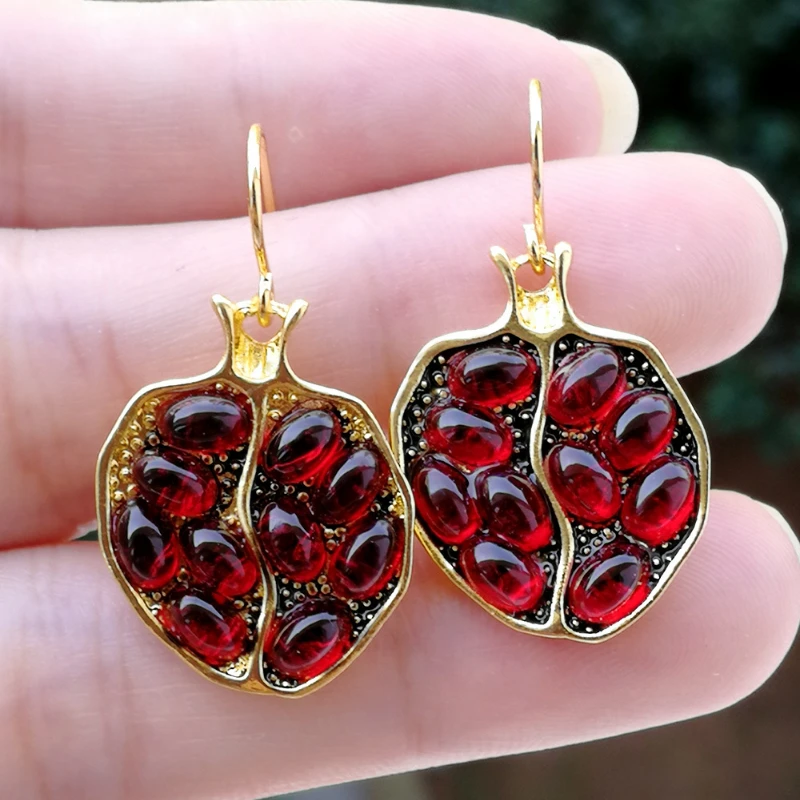 

New Vintage Fresh Fruit Red Garnet Earrings Simple Korean Designer Charm Pendant Gold Plated Resin Garnet Jewelry Women Gifts