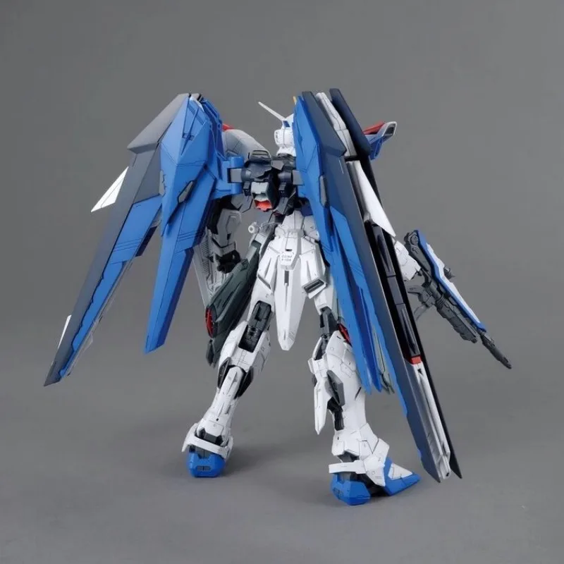 Фото 【В наличии】Конструктор Bandai MG Freedom Gundam Ver.2.0 1/100 ZGMF-X10A (пластиковая модель) №4
