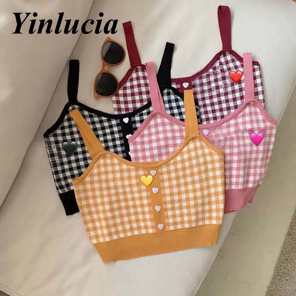 

Женская майка с пуговицами в виде сердечек