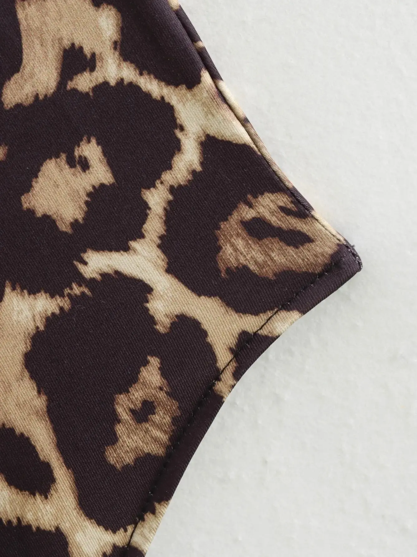 Женское боди с V-образным вырезом открытой спиной и принтом животных