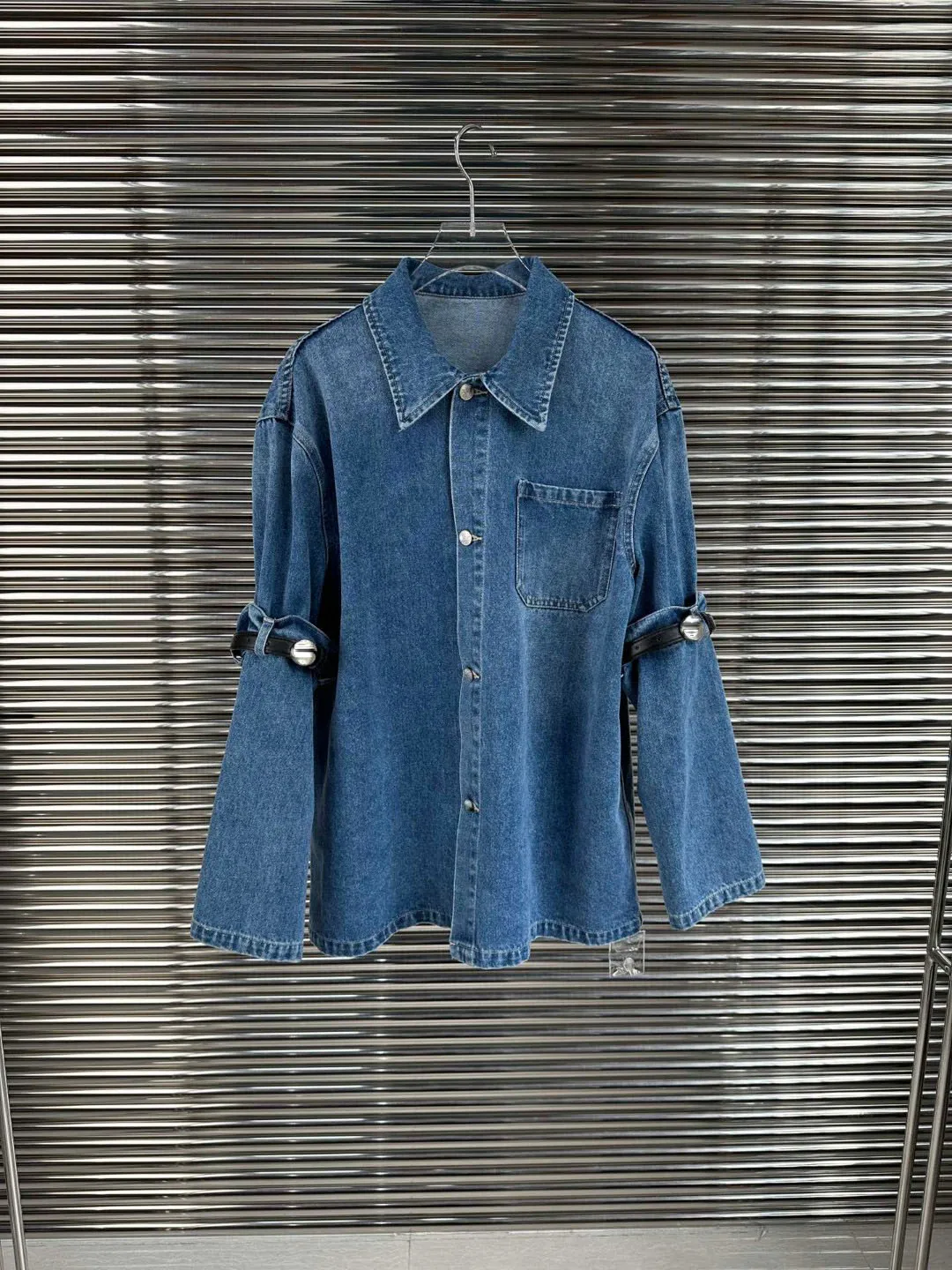 Рисунок 2 - Джинсовая рубашка с маленьким поясом