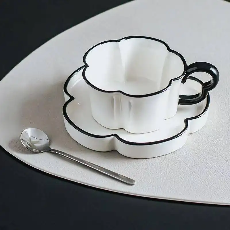 

Керамические чашки с цветочным принтом