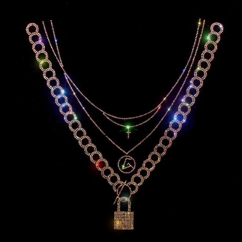 Женская футболка с коротким рукавом и стразами