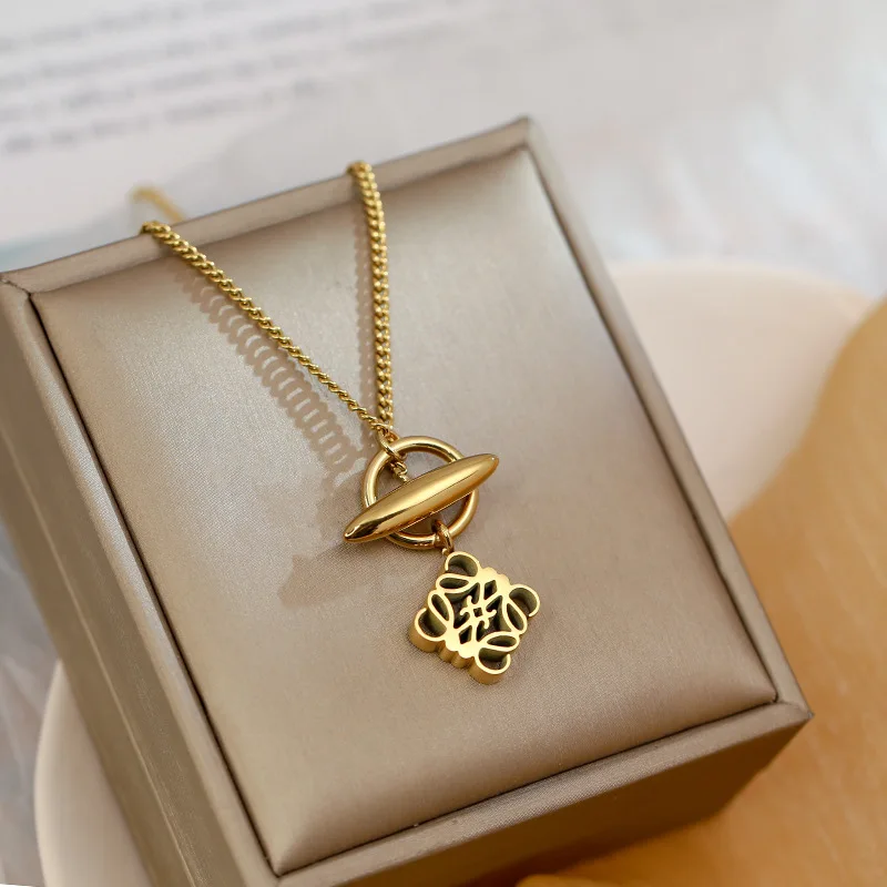 

European Fashion Temperament Luxury Moon Cake Titanium Steel Necklace Gift Banquet Women Jewelry Sweater Chain 2023