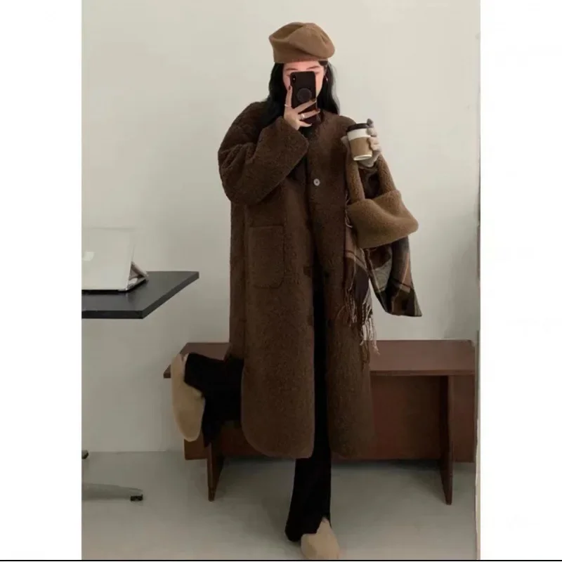 Пальто женское средней длины из искусственного меха с круглым вырезом