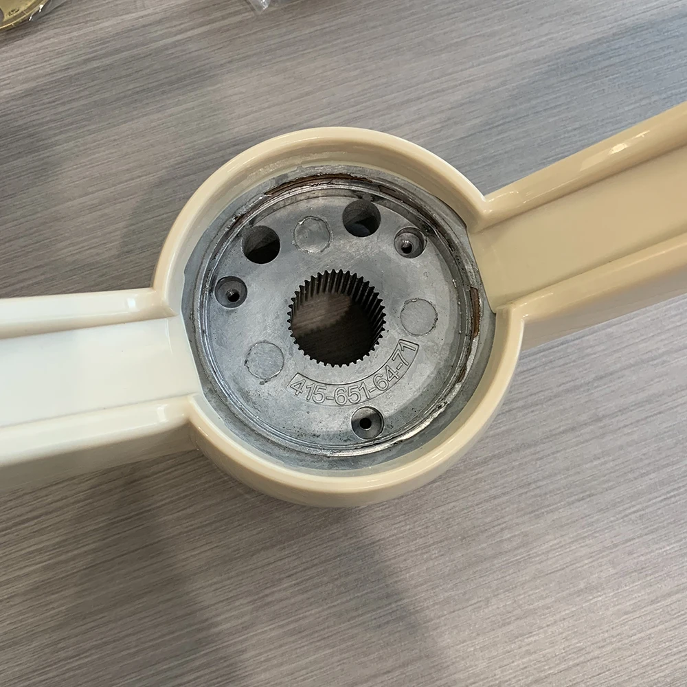 Классическое винтажное рулевое колесо цвета слоновой кости белого серого