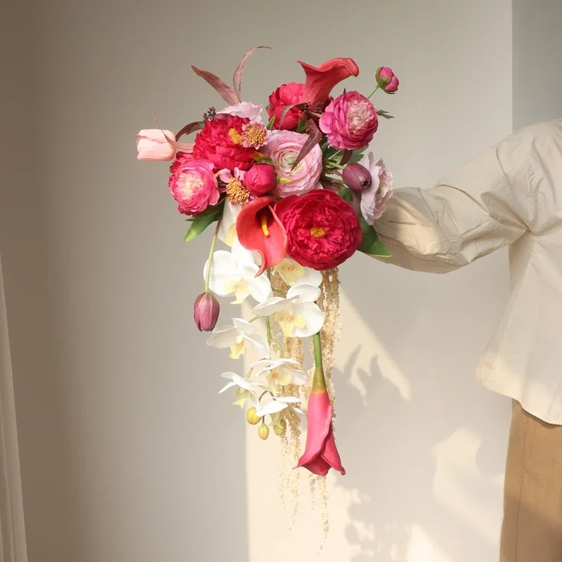 towoo оригинальная цветочная композиция букет рук с каплями воды красные