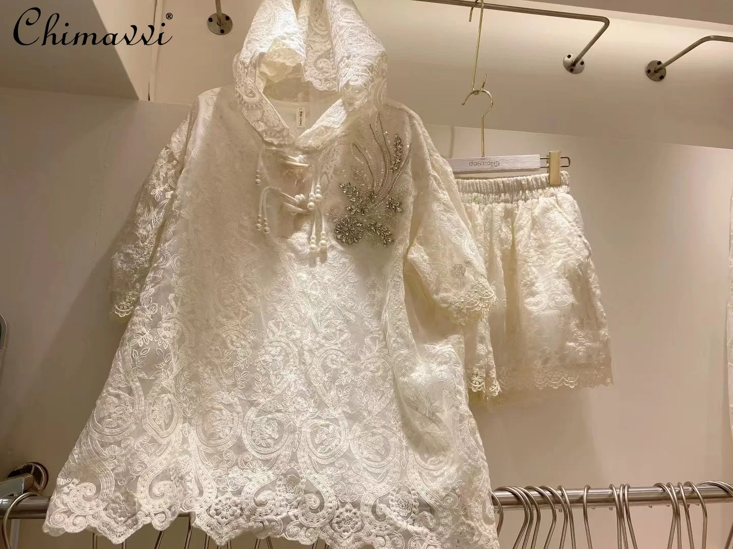 

Женский костюм из двух предметов, модный однотонный топ с капюшоном и цветочной вышивкой из бисера и кружевные повседневные шорты, весна-ле...