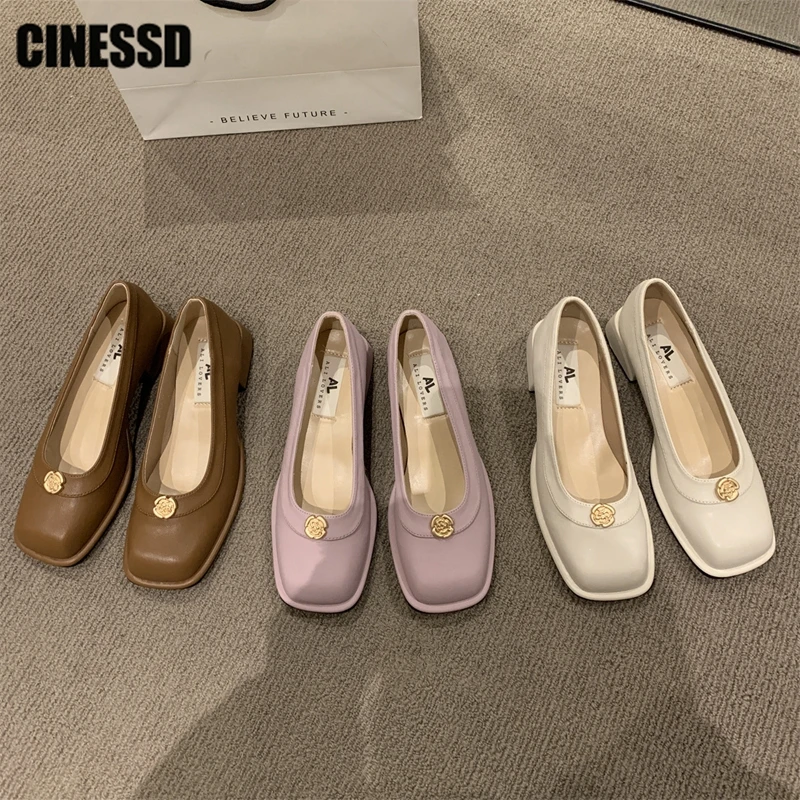 

Женские туфли-лодочки без шнуровки, на среднем каблуке, с металлическим украшением