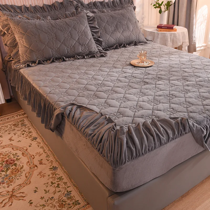 

Luxury Bedspread Thicken Plush Quilted Bed Skirt Winter Warm Soft Velvet King Size Bed Cover Including Pillowcase