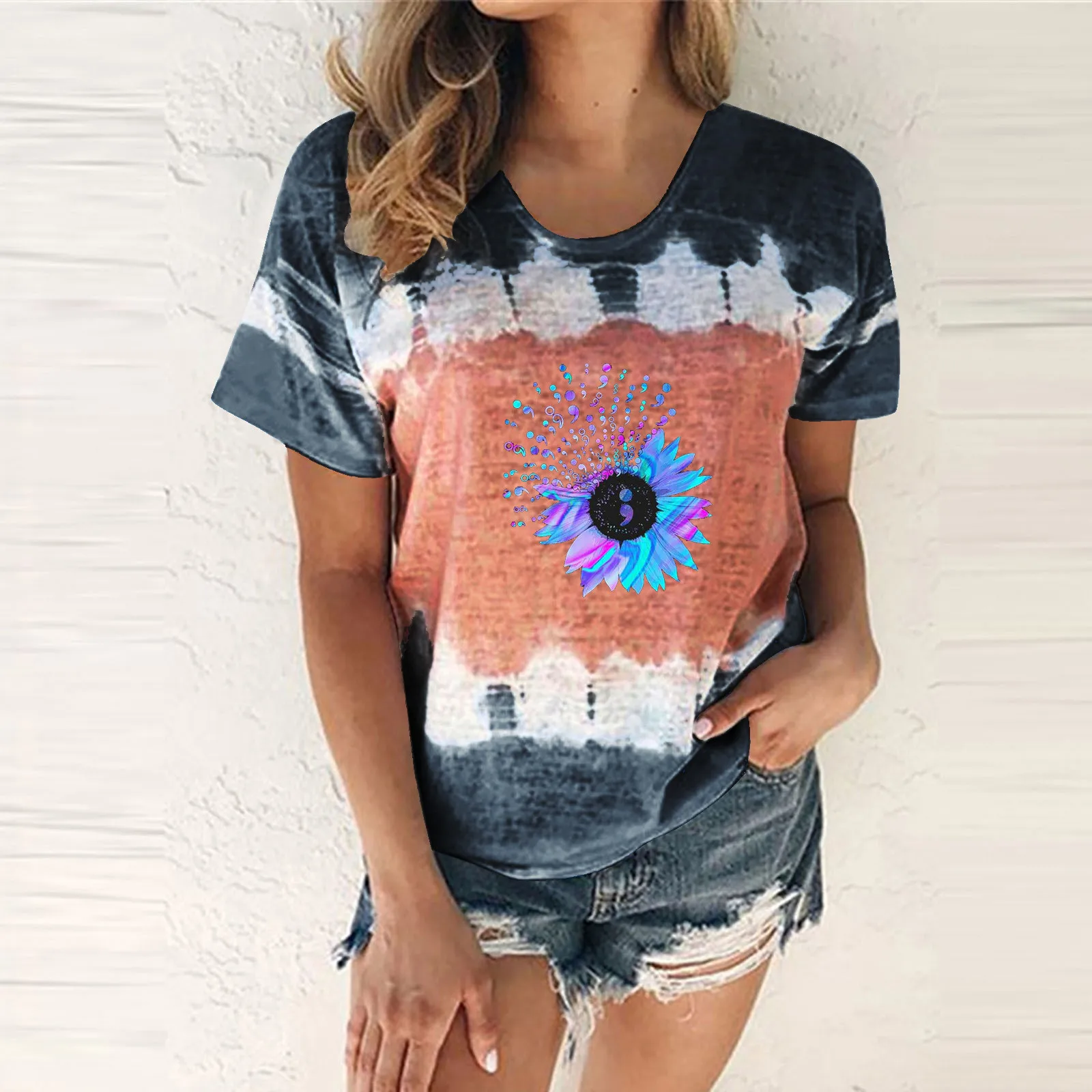 

Женская футболка с коротким рукавом, круглым вырезом и цветочным принтом