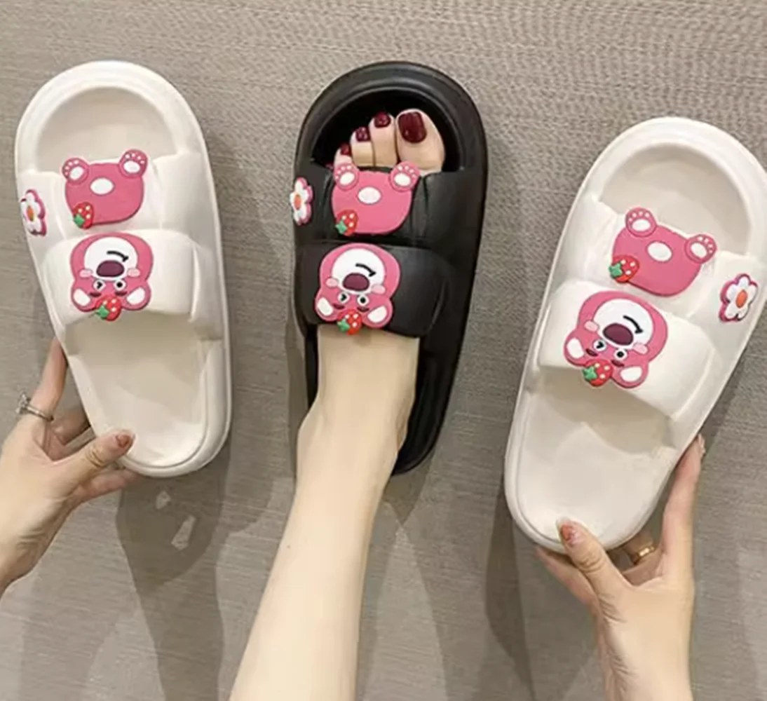 

Step on shit feeling outside the cool summer slippers female fashion wear cute bear large base skid that occupy the home a flip