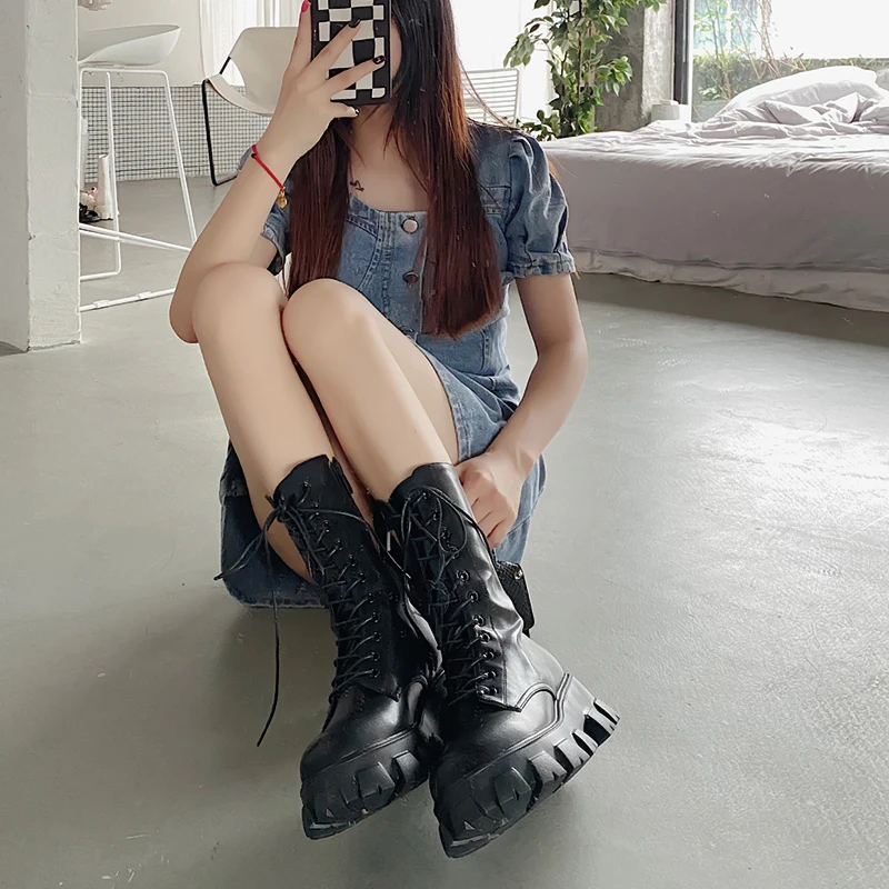 Женские резиновые ботинки на шнуровке до середины икры с круглым носком со