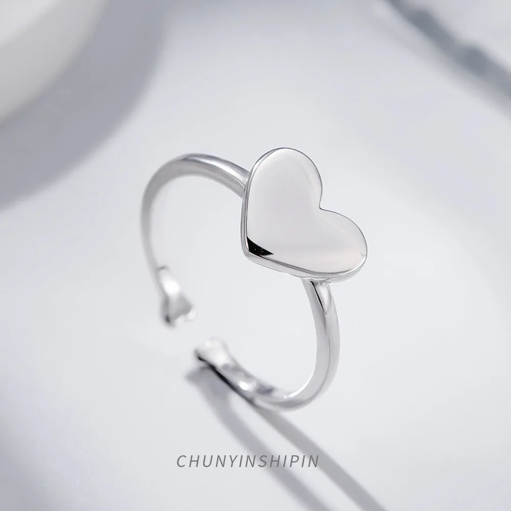 Модное и минималистичное женское кольцо в форме сердца из серебра пробы